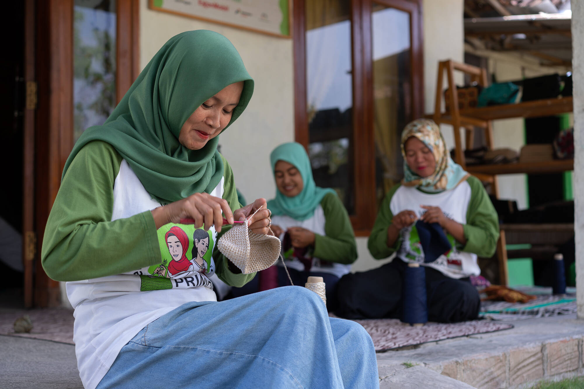 Hartini, perempuan asal Desa Pungpungan, Bojonegoro, Jawa Timur, telah bergabung dalam program Perempuan Indonesia Merajut) selama tiga tahun. Beragam pelatihan yang dipelajarinya menjadikannya piawai dalam membuat kerajinan rajut. Bahkan, produk-produknya telah dibeli oleh sebuah perusahaan dalam jumlah besar.