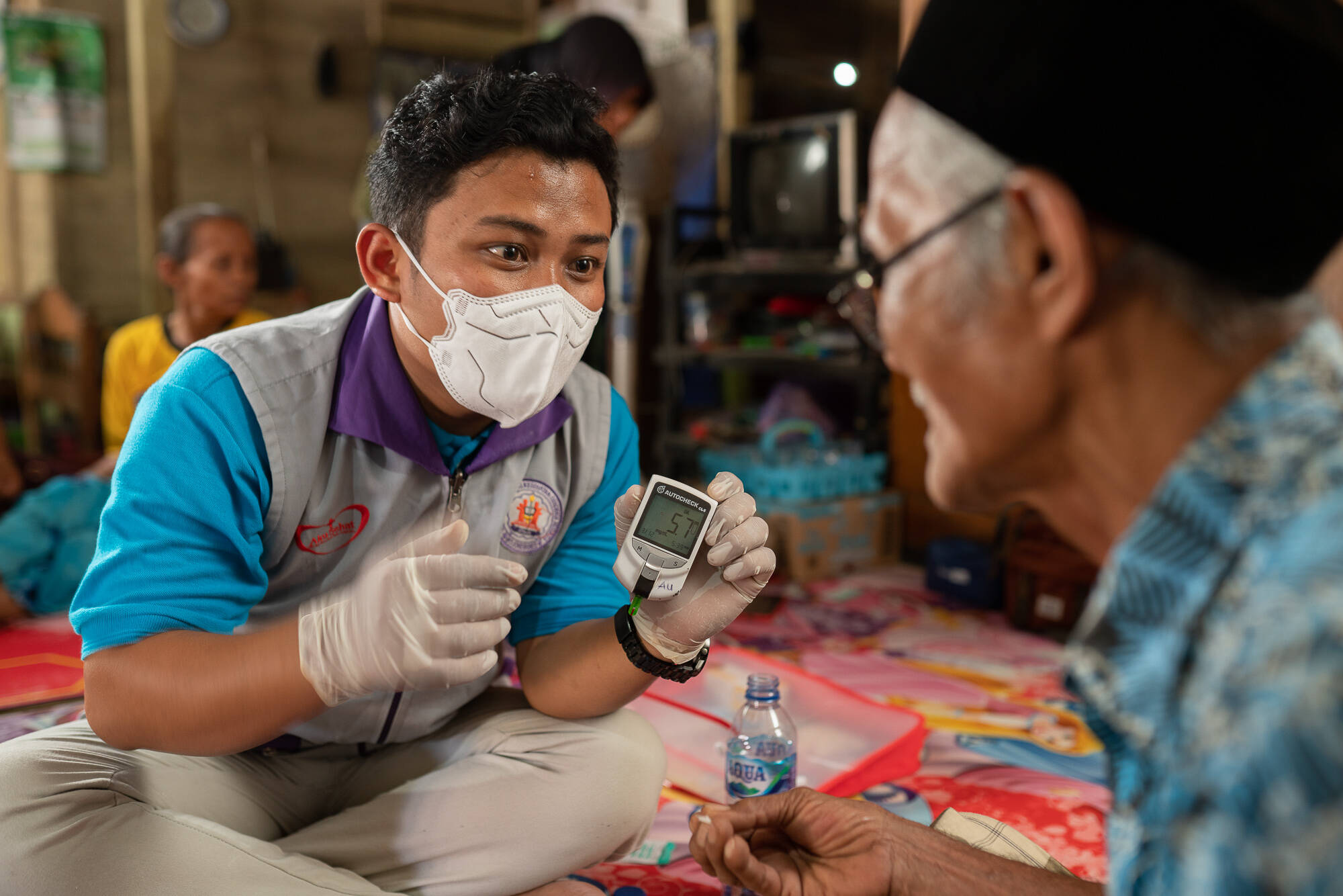 Moh. Saiful Rohman, seorang tenaga kesehatan dari Pusat InformasiKesehatan (PIK) rutin melakukan monitoring kesehatan masyarakat. Sejaktahun 2017, tim PIK telah melakukan pemeriksaan dan pengobatan kepadalebih dari 4.800 warga di sekitar Lapangan Minyak Banyu Urip.