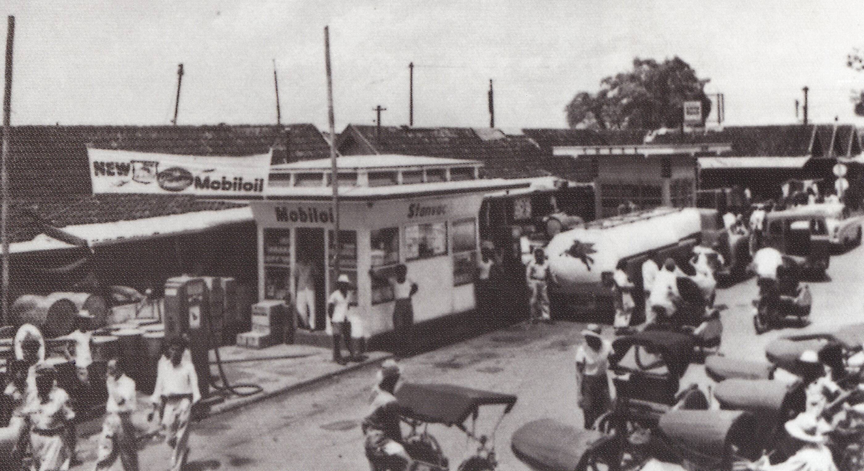 Standard Oil of New Jersey (Esso, kemudian dikenal sebagai Exxon) memasuki Indonesia sebagai Nederlandsche Koninglike Petroleum Maatschappij (NKPM). Kami memulai kegiatan eksplorasi di Sumatera.