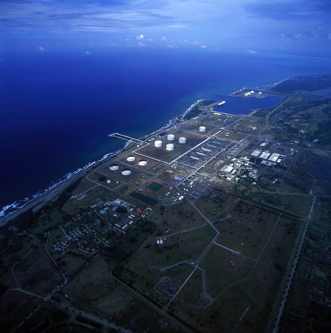 Pabrik LNG PT. Arun, tempat Mobil Oil bermitra bersama Pertamina dan Jilco, mulai beroperasi dan ekspor LNG ke Jepang dimulai.