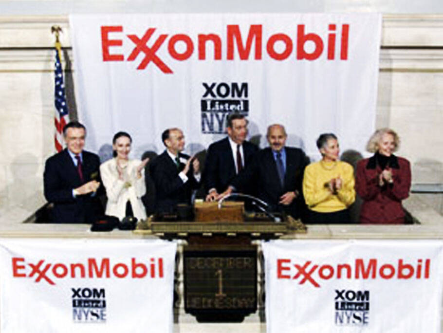 Penggabungan Exxon dan Mobil melahirkan Exxon Mobil Corporation. Pemasaran saham perusahaan dengan simbol ticker XOM dimulai di Bursa Efek New York pada 1 Desember 1999.